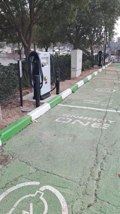 P9: DC charger along the green median
