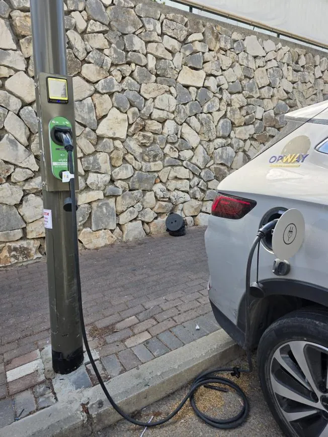 Pole-mounted charger in Nesher